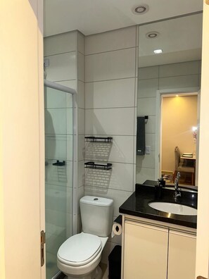 Standard Studio Suite, Lanai, City View | Bathroom