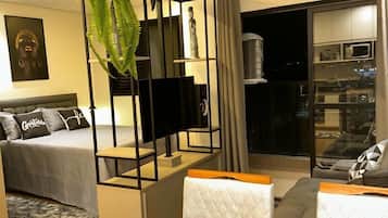 Standard Studio Suite, Lanai, City View | Living area