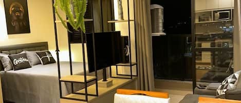Suite estudio estándar, lanai, vista a la ciudad | Área de sala de estar