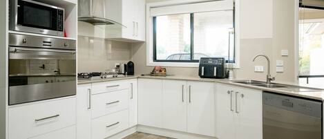 Kühlschrank, Mikrowelle, Herdplatte, Geschirrspüler