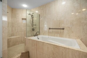 Dusche, Whirlpool, Haartrockner, Handtücher