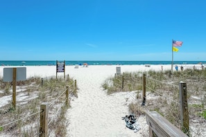 On the beach - BEACHFRONT, FAMILY FRIENDLY, INDOOR/OUTDOOR POOL & HOT TUB (Orange Beach)