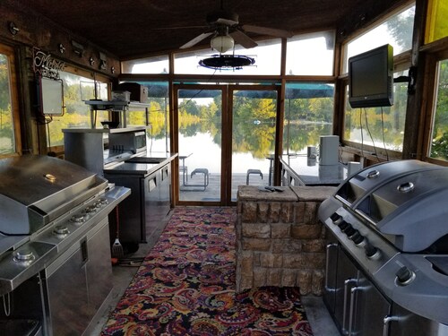 Charming bed & breakfast in Wellington with WiFi and AC