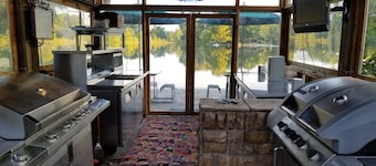 Charming bed & breakfast in Wellington with WiFi and AC