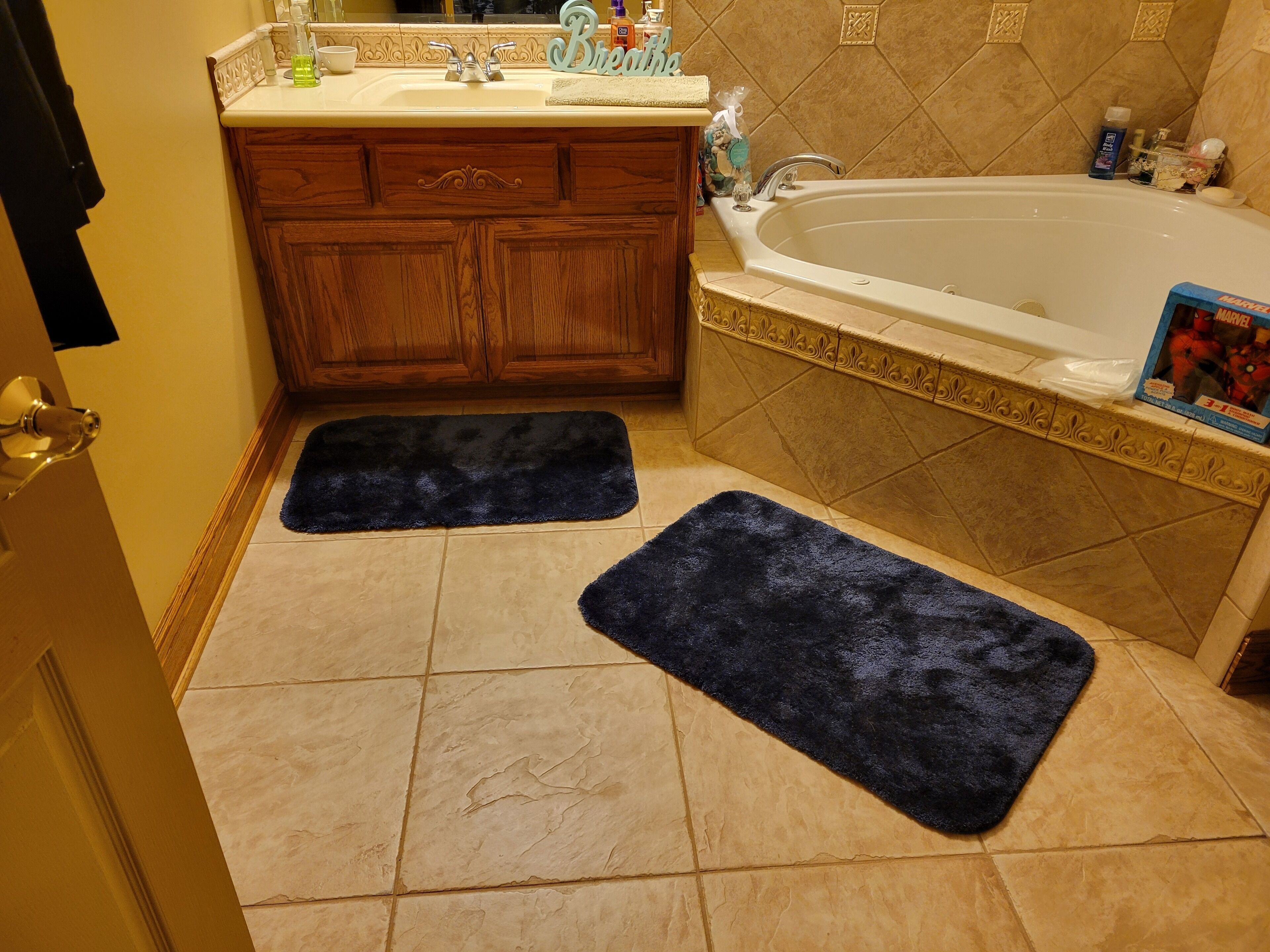 Sèche-cheveux, serviettes fournies, savon, papier toilette