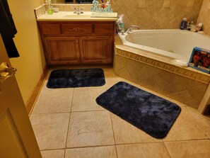 Hårføner, håndklær, såpe og toalettpapir