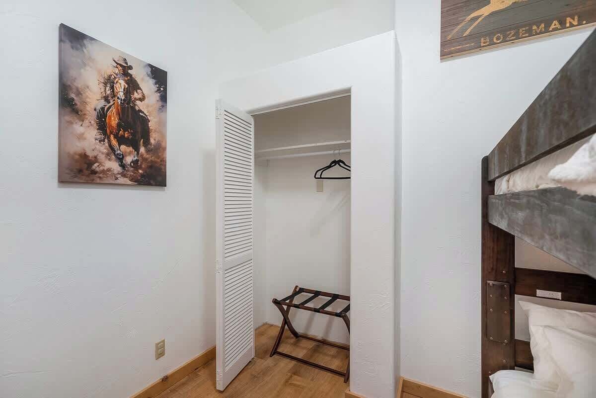 4 bedrooms, iron/ironing board, travel crib, WiFi (free)