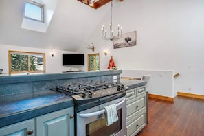 Coffee/tea maker, fridge, microwave, oven - Sapphire Estate Whitefish Montana (Whitefish)