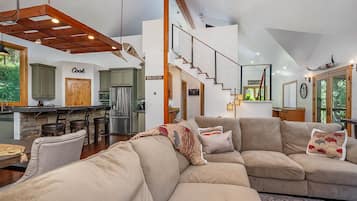 Smart-TV, Tischtennisplatte, Arbeitsbereiche