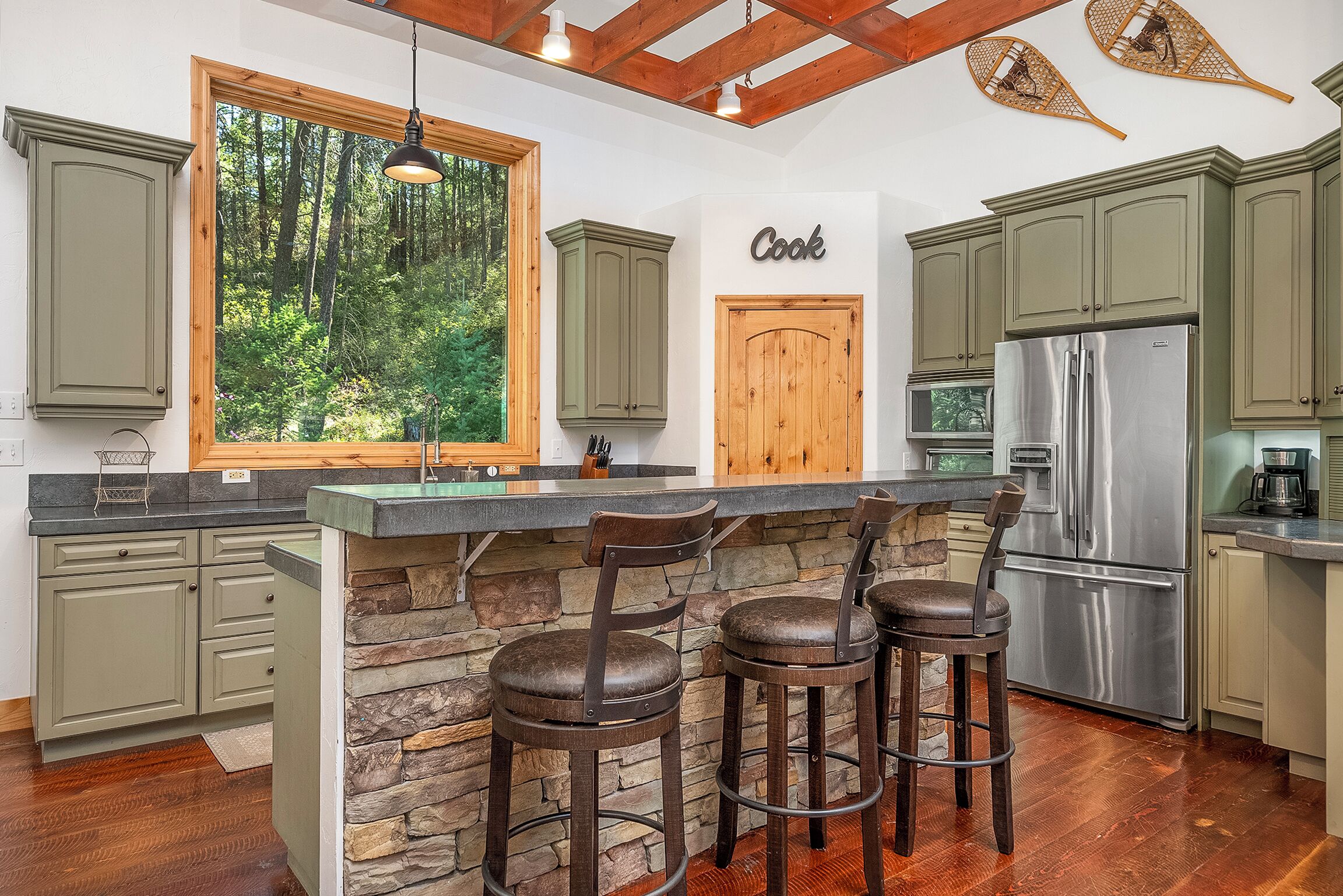 Jääkaappi, mikroaaltouuni, uuni, liesi