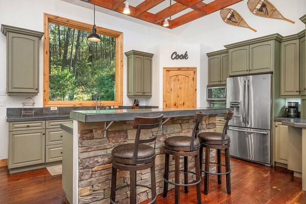 Fridge, microwave, oven, stovetop - Sapphire Estate Whitefish Montana (Whitefish)
