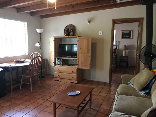 智能電視、壁爐、書籍