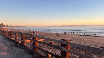 Playa en los alrededores, camastros y toallas de playa
