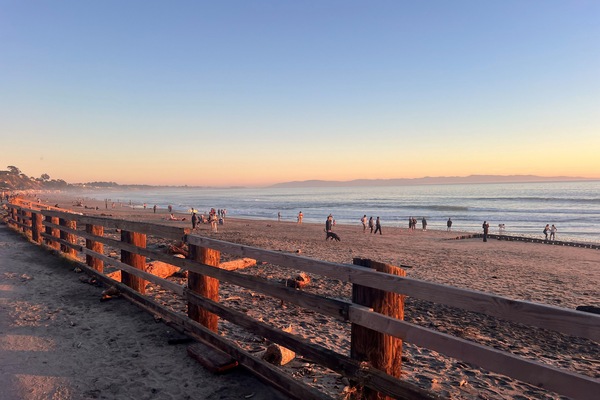 Ubicación cercana a la playa, tumbonas y toallas de playa