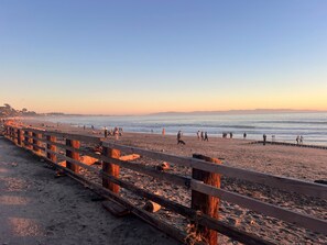 Playa en los alrededores, camastros y toallas de playa 