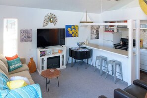 Smart TV, chimenea y libros 