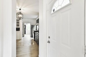 Fridge, microwave, oven, stovetop - Charming South City 2 Bedroom House by StayLage (Saint Louis)