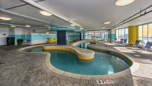 Une piscine intérieure avec un sol carrelé, une décoration aux couleurs bleu et jaune, et un panneau indiquant une profondeur maximale de 3 pieds.