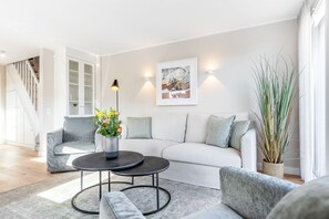 Unclassified image, 5 of 33, button - Us Strän 2, Germany (Westerland)