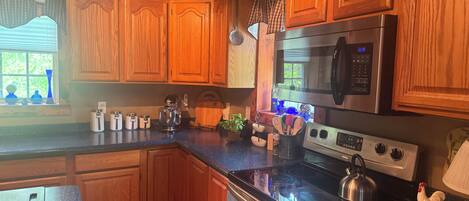 冷蔵庫、電子レンジ、オーブン、コンロ