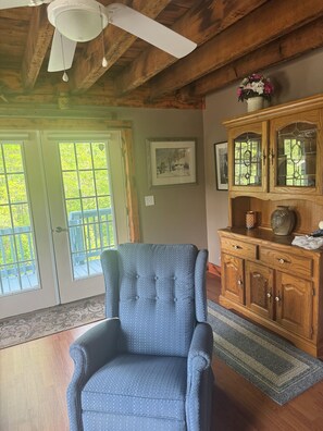 TV connectée, cheminée, livres