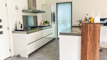 Een koelkast, een magnetron, een oven, een vaatwasser