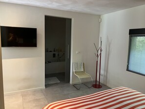 3 bedrooms, desk, internet