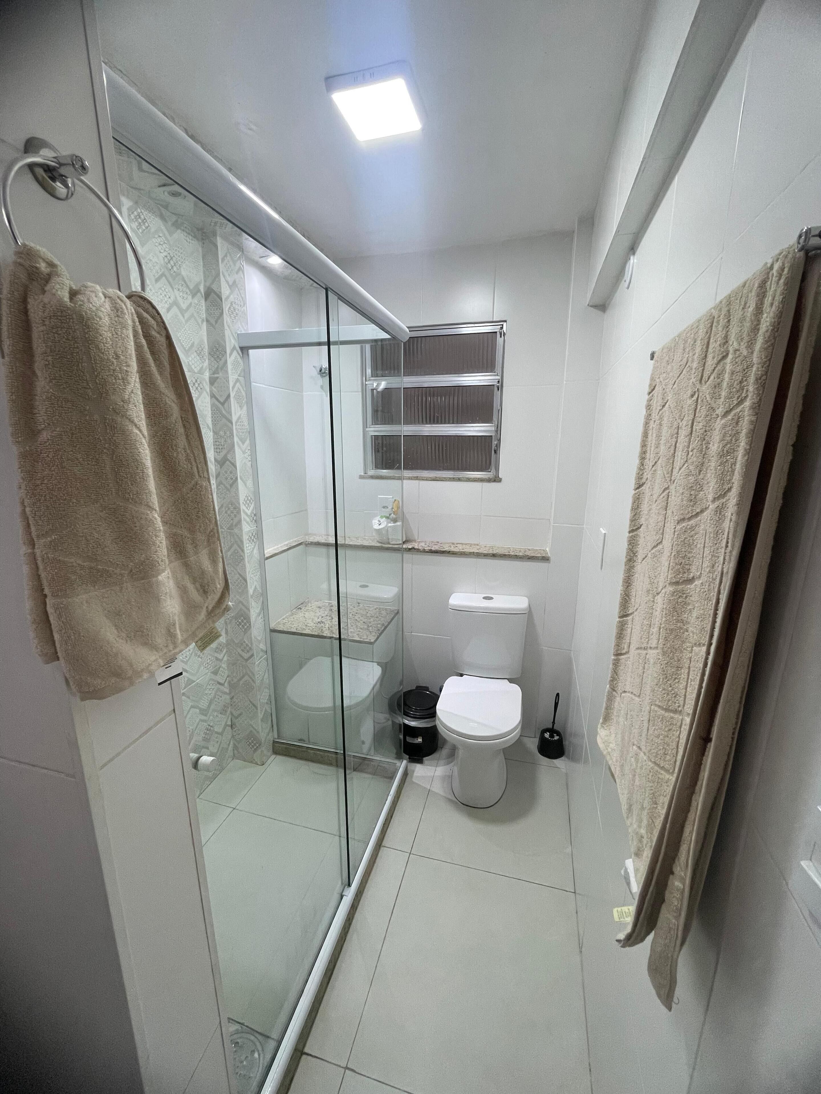 Chuveiro, toalhas de banho