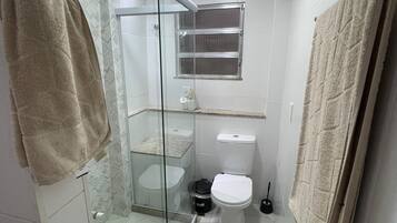 Chuveiro, toalhas de banho