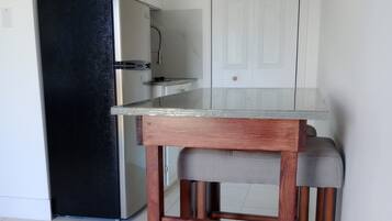 Microondas, parrilla de estufa, cafetera y tetera y tostadora