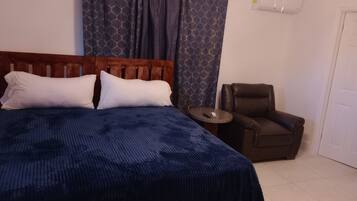 1 slaapkamer, een strijkplank/strijkijzer, gratis wifi, beddengoed
