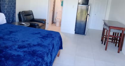 Cozy 1-bedroom apartment with WiFi, AC in charming Marsh Harbour