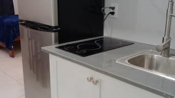 Microondas, parrilla de estufa, cafetera y tetera y tostadora