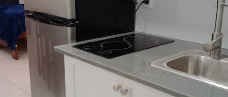 Mikrowelle, Herdplatte, Wasserkocher mit Kaffee-/Teezubehör, Toaster