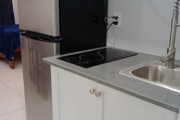 Microondas, placa de cocina, cafetera o tetera y tostadora