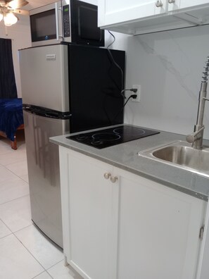 Mikrowelle, Herdplatte, Wasserkocher mit Kaffee-/Teezubehör, Toaster