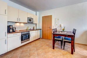 Frigorífico, microondas, horno y placa de cocina