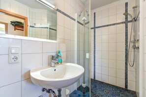 Dusche, Haartrockner, Handtücher