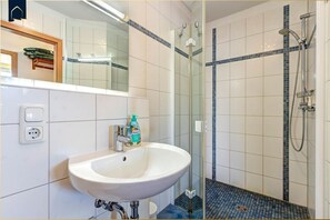 Regadera, secadora de cabello, toallas