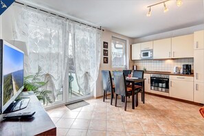 Frigorífico, microondas, horno y placa de cocina