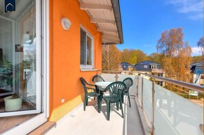 Outdoor dining - Apartment Strandblick 1 - Cozy apartment with balcony near the beach (Ückeritz)