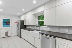 Microwave, oven, stovetop, dishwasher - Oak Canopy with Cheerful Sprawling Backyard (Fort Worth)