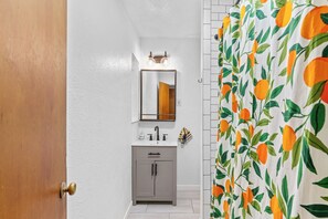 Sèche-cheveux, serviettes fournies, savon, papier toilette