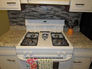 Fridge, microwave, oven, stovetop - Comfortable 3BR Home with Parking, Laundry & Workspace (Manchester)