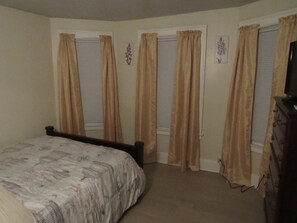 3 bedrooms, desk, iron/ironing board, free WiFi - Comfortable 3BR Home with Parking, Laundry & Workspace (Manchester)