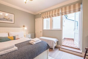 4 bedrooms, desk, iron/ironing board, travel crib