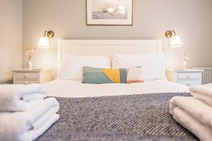 4 habitaciones, escritorio y tabla de planchar con plancha 