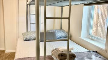 2 makuuhuonetta, työpöytä, silitysrauta/-lauta, Wi-Fi