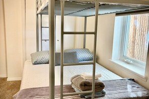 2 soverom, skrivebord, strykejern/-brett og wi-fi