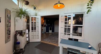 Historic Bakery Storefront-Private Yard & Laundry